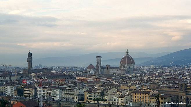 미켈란젤로 광장에서 바라본 두모모 성당