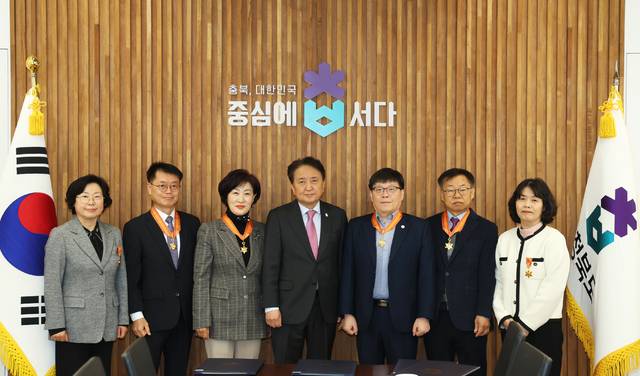 ▲ 19일 충북도청 여는마당에서 김영환 충북지사와 2025년 하반기 퇴직공무원들이 정부포상 전 기념사진을 찍고 있다. /충북도 제공
