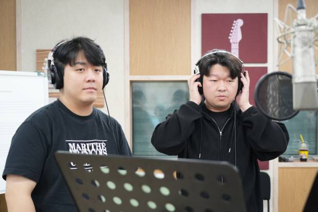 소리꾼 김원기·이건호가 녹음하는 모습