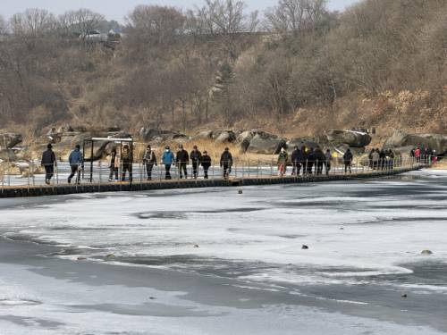 ◇제14회 철원한탄강 얼음트레킹축제가 지난 17일 개막한 가운데 한탄강 트레킹코스에 많은 방문객이 찾고 있다.