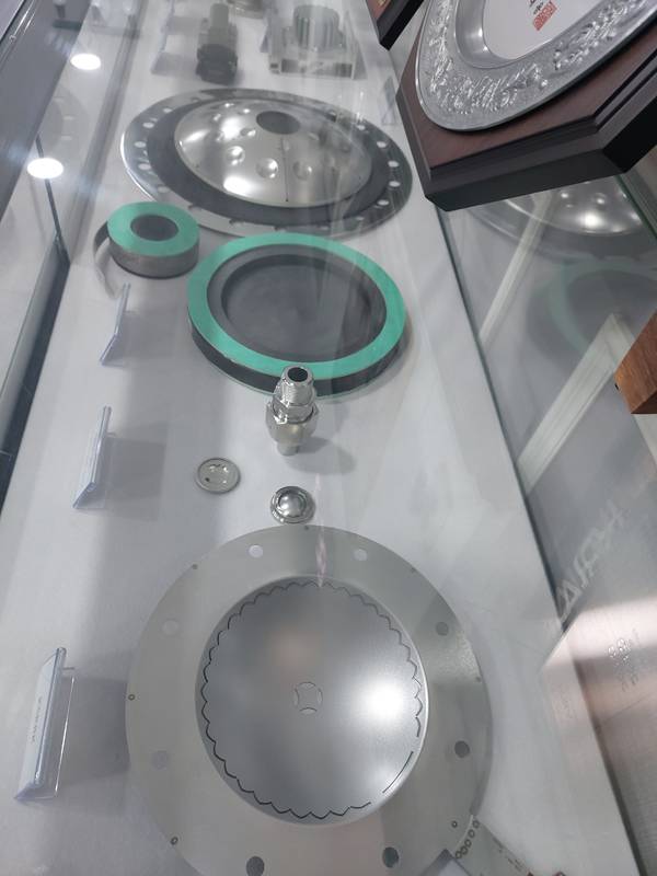 에프디씨가 개발해 실제품에 적용되고 있는 럽처 디스크가 종류별로 전시돼 있다. / 허충호 기자