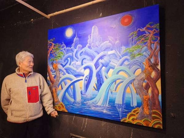 17일 창원 빨간객석 소극장에서 <도시의 독백-사물들의 제의>가 열리고 있다. 진병식 작가가 작품을 설명하고 있다. /류민기 기자