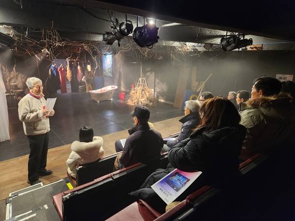 17일 창원 빨간객석 소극장에서 <도시의 독백-사물들의 제의>가 열리고 있다. 진병식 작가가 관람객들에게 <도시의 독백-사물들의 제의>를 설명하고 있다. /류민기 기자