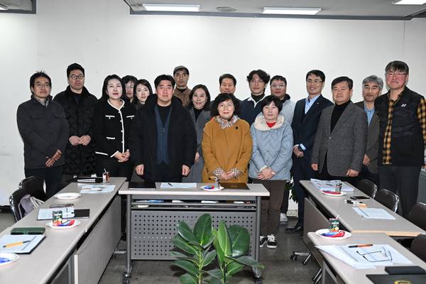 경남도민일보 지면평가위원회 회의가 5일 본사 회의실에서 열렸다. 새로 위촉된 위원들과 대표이사·편집국장·데스크들이 인사를 나눈 뒤 함께 사진 촬영을 하고 있다. /김구연 기자