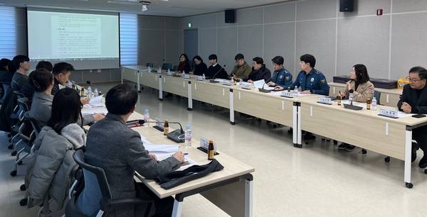 포항북부경찰서는 지난 15일 사업지 일대의 상습 쓰레기 투기 문제 해결을 위한 합동 전략회의를 열었다. 사진=포항북부경찰서 제공