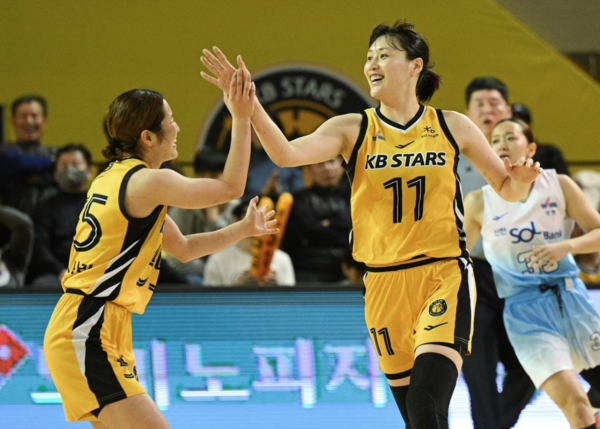 여자프로농구에서 심판 배정이 이뤄지지 않아 경기가 지연 개시되는 황당한 사태가 벌어졌다(사진=WKBL)