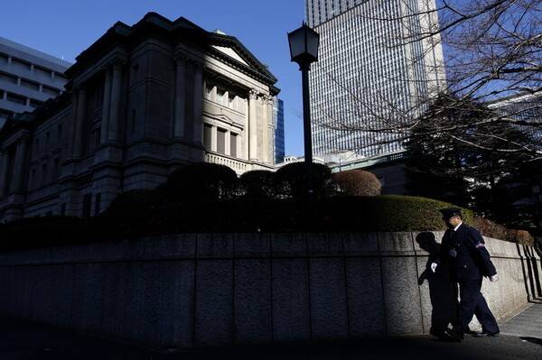 일본 도쿄에 있는 일본은행(BOJ) 본부 앞을 경비원이 지나가고 있다. [출처=연합뉴스]