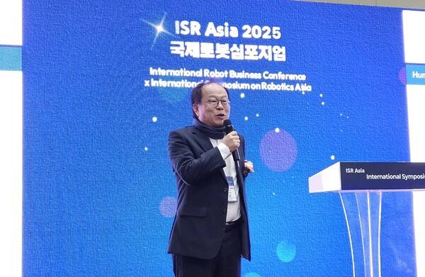오준호 삼성전자 미래로봇추진단 단장이 지난해 킨텍스에서 열린 '국제로봇비즈니스컨퍼런스'에서 발표하고 있다. [출처=진운용 기자]