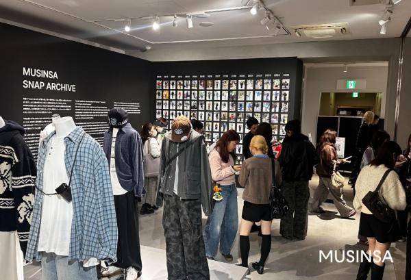 ‘무신사 도쿄 팝업 스토어 2025’ 스냅 아카이브 존을 둘러보는 방문객들 사진무신사