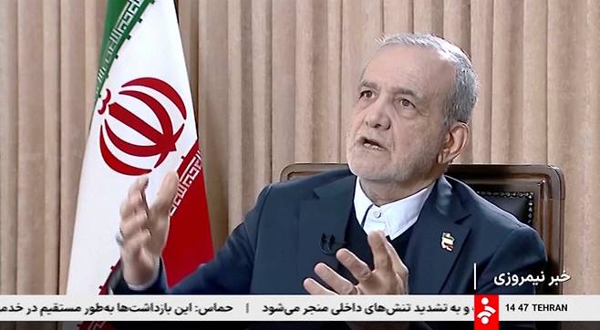 마수드 페제시키안 이란 대통령이 11일(현지시간) 국영TV와 인터뷰하고 있다. 로이터연합뉴스