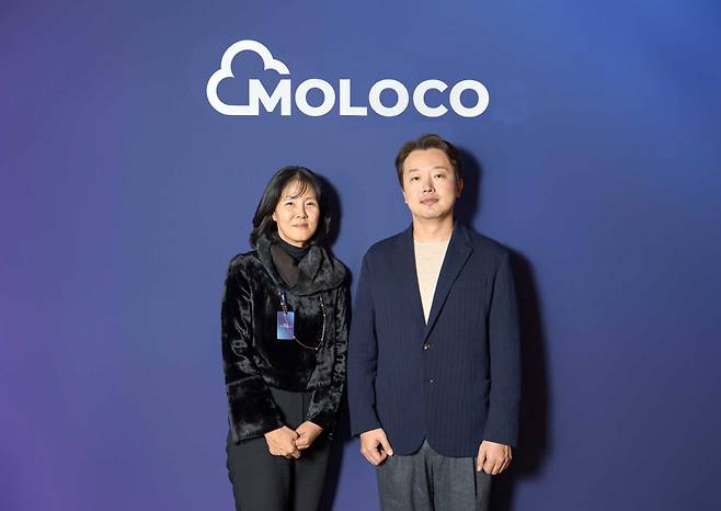 손윤정 인크로스 대표와 안재균 몰로코 한국 지사장이 '2026 몰로코 에이전시 파트너 프로그램' 선정 기념 사진을 찍고 있다.[사진=인크로스]