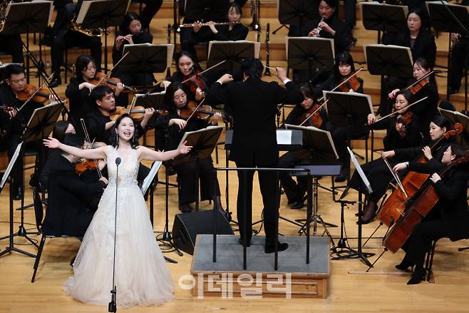 17일 서울 송파구 롯데콘서트홀에서 열린 ‘2026 이데일리 신년음악회’에서 소프라노 이윤정이 ‘봄의 왈츠’를 열창하고 있다. (사진=노진환 기자)