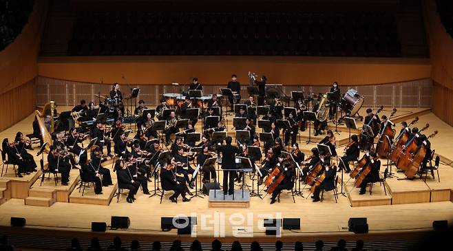 17일 서울 송파구 롯데콘서트홀에서 열린 ‘2026 이데일리 신년음악회’에서 KG필하모닉오케스트라가 뮤지컬 ‘레미제라블’ 하이라이트를 연주하고 있다. (사진=노진환 기자)
