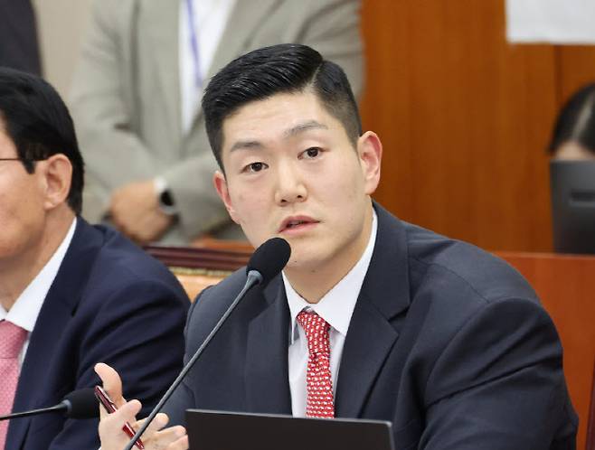 김재섭 국민의힘 의원이 서울 여의도 국회에서 열린 정무위원회 국정감사에서 질의를 하고 있다. (사진=뉴시스)