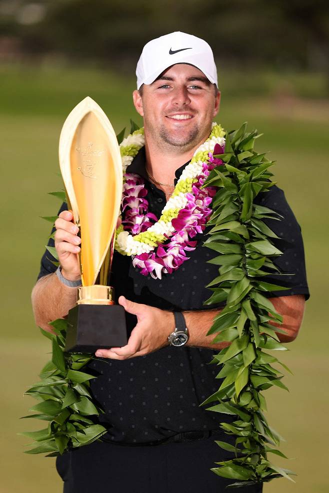 크리스 고터럽이 PGA 투어 2026시즌 개막전 소니오픈에서 우승한 뒤 활짝 웃으며 트로피를 들어 올리고 있다. (사진=AFPBBNews)