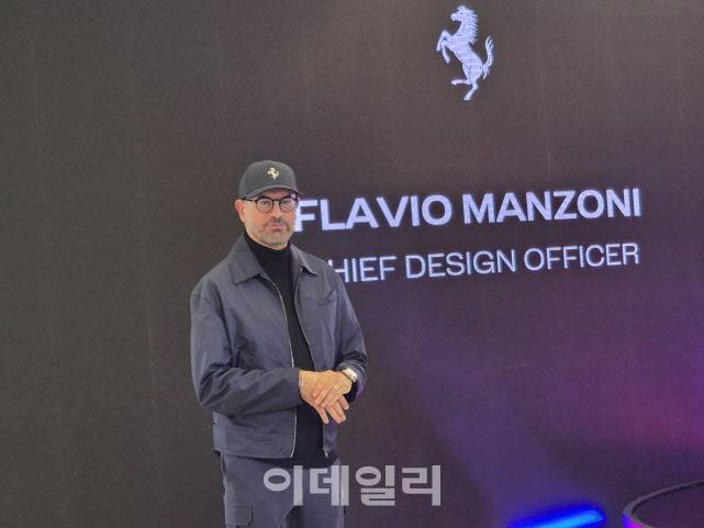 플라비오 만조니 페라리 최고 디자인 책임자(CDO)가 19일 서울 서초구 소재 페라리 반포 전시장에서 ‘12칠린드리 테일러메이드’를 공개했다. (사진=이윤화 기자)