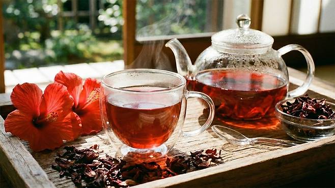 히비스커스차는 인슐린 감수성을 개선하고, 심장 건강에도 유익한 것으로 알려져 있다｜출처: Gemini 생성