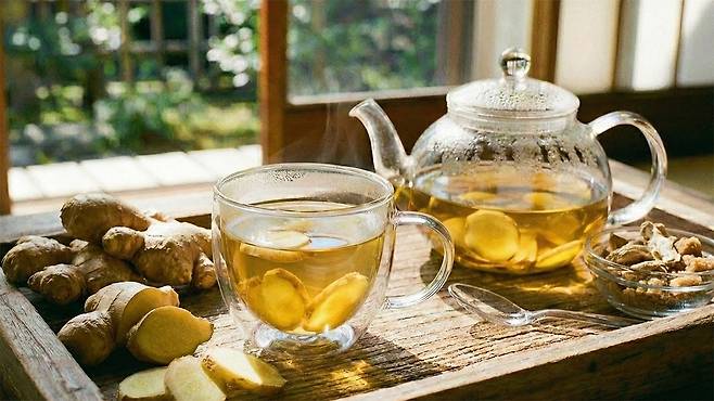 생강차는 제2형 당뇨병 환자의 혈당과 당화혈색소 수치를 낮추는 데 도움을 줄 수 있다|출처: Gemini 생성