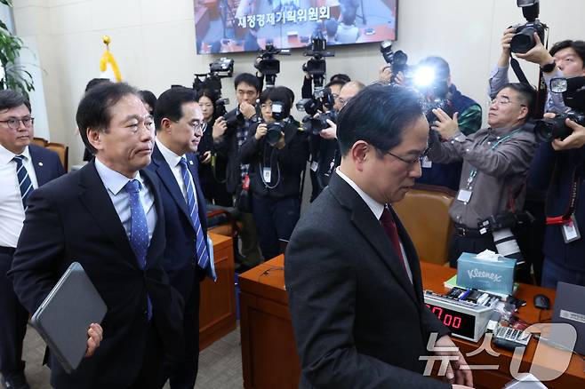 정태호 더불어민주당 간사와 박수영 국민의힘 간사가 19일 서울 여의도 국회에서 열린 재정경제기획위원회가 정회된 후 회의실을 나서고 있다. ⓒ News1 신웅수 기자