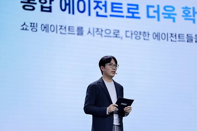 김범준 네이버 최고운영책임자(COO)가 6일 팀네이버 통합 콘퍼런스 '단25'(DAN25)에서 맞춤형 통합 에이전트 '에이전트N'을 소개하고 있다. 2025.11.06. (네이버 제공)