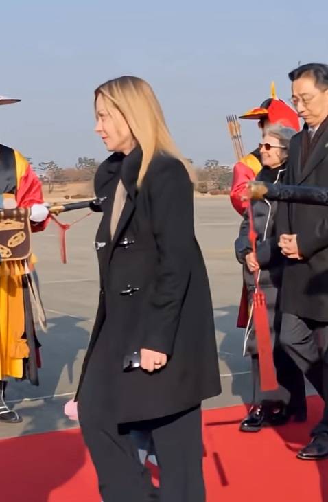 조르지아 멜로니 이탈리아 총리와 옆에 '블랙핑크' 응원봉을 든 딸 지네브라. (조르지아 멜로니 뉴스)