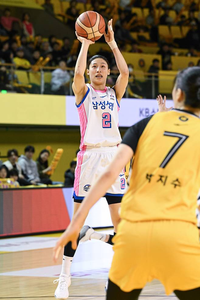 여자농구 삼성생명 이해란이 19일 KB스타즈와 경기에서 슛을 쏘고 있다.(WKBL 제공)