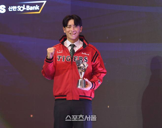 퓨처스리그 투수부문 승리상을 수상한  KIA 이태양이 24일 서울 송파 롯데호텔 월드에서 열린 2025 KBO 시상식 후 포즈를 취하고 있다. 최승섭기자 thunder@sportsseoul.com