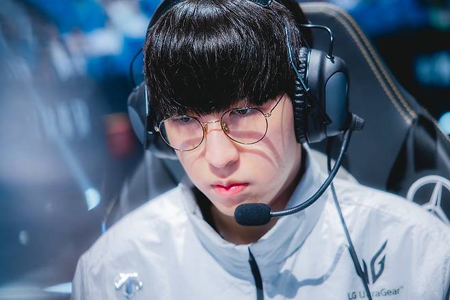 젠지 ‘듀로’ 주민규가 2025 LoL 월드 챔피언십 KT와 4강전에 앞서 경기를 준비하고 있다. 사진 | 라이엇 게임즈