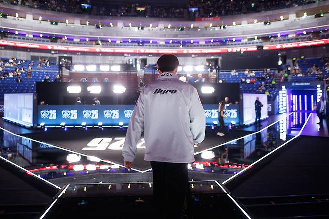 젠지 ‘듀로’ 주민규가 2025 LoL 월드 챔피언십 KT와 4강전에 앞서 경기를 준비하고 있다. 사진 | 라이엇 게임즈