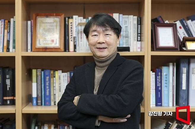 신관호 한국금융학회장이 지난 7일 서울 성북구 고려대학교 정경관에서 인터뷰에 앞서 포즈를 취하고 있다.