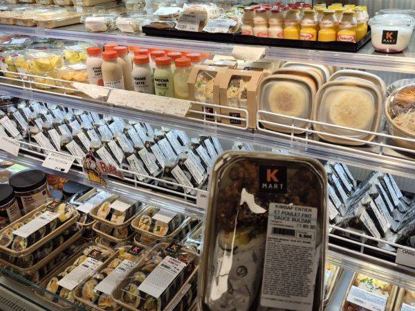 절반으로 잘린 김밥과 닭강정이 함께 담긴 콤보 도시락은 프랑스 현지인들이 가장 좋아하는 K마트의 간편식 중 하나다. 국 종류로는 감자탕,김치찌개 등이 있다.