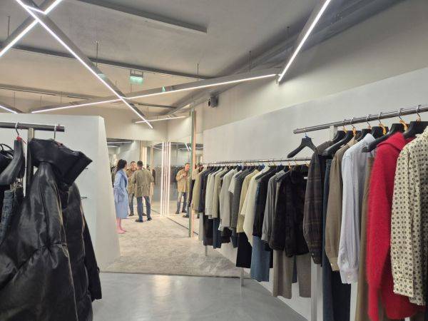 매장 안 탈의 공간에서 고객이 입은 옷을 살펴보고 있다. 시스템 매장 직원은 현지 소비자들이 가장 많이 선택하는 품목으로 ‘바지’를 꼽았다. 한국 브랜드 특유의 정교한 바지 핏과, 아우터나 니트에 비해 가격 부담이 상대적으로 낮다는 점이 합리적인 선택지로 받아들여진 것으로 보인다.