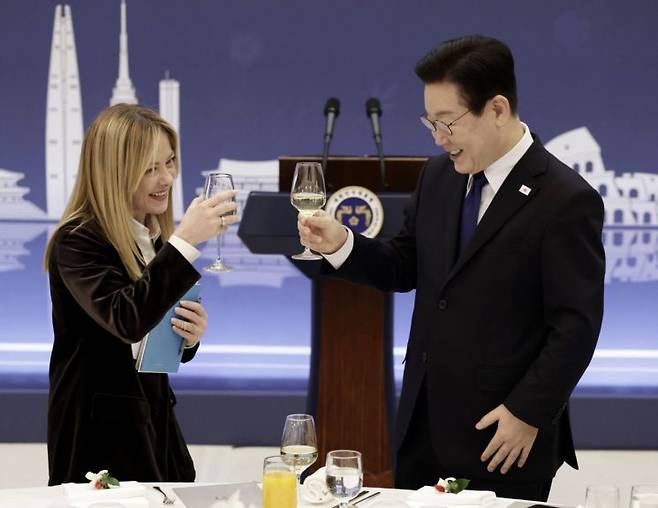 이재명 대통령과 조르자 멜로니 이탈리아 총리가 19일 청와대에서 열린 공식 오찬에서 건배하고 있다. 연합뉴스