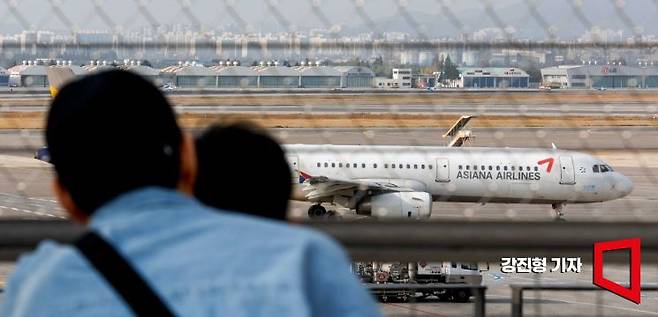 서울 강서구 김포공항에서 아시아나항공 항공기가 주기돼 있다.