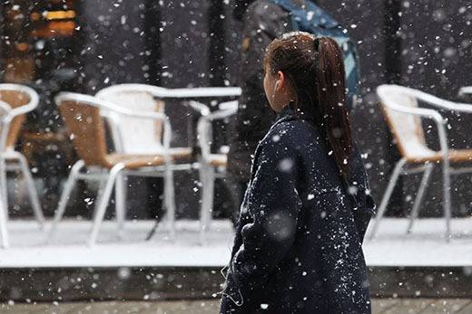 전국 최저 영하 17도 ‘한파’… 서해안 눈 내리는 곳도 [내일날씨]=화요일인 내일(20일) 날씨는 전국이 구름 많다가 오전부터 차차 맑아지겠다. 아침 최저기온은 -17~-2℃, 낮 최고기온은 -4~7℃가 되겠다.늦은 밤(21~24시)에 충남서해안과 전라서해안, 제주도에는 0.1cm 미만의 눈이 날리는 곳이 있겠다.미세먼지 농도는 전국 대부분 지역에서 ‘좋음’ 수준을 보이겠다. ⓒbnt뉴스 오늘날씨, 내일날씨, 주간날씨 예보