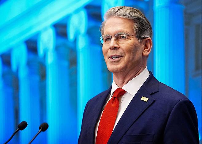 스콧 베센트 미국 재무장관이 최근 한국의 원화 환율이 과도하게 상승하는 것을 우려하는  이례적인 구두 개입을 했다. 하지만 효과는 크지 않았다. 사진은 베센트 장관이 작년 12월 17일 기자회견을 하는 모습./로이터 연합뉴스