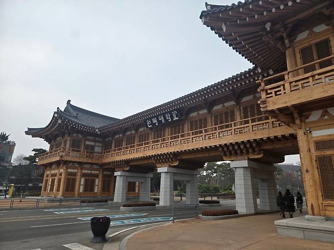 15일 전북 전주시 덕진구에 있는 전북대 한옥 정문 전경. 전북대는 한옥 정문을 비롯해 국제컨벤션센터, 법학전문대학원, 대학의 랜드마크인 한옥 광장인 건지광장과 문회루, 대학 내 카페에 이르기까지 다채로운 한옥 인프라가 구축돼 있다. /정민하 기자