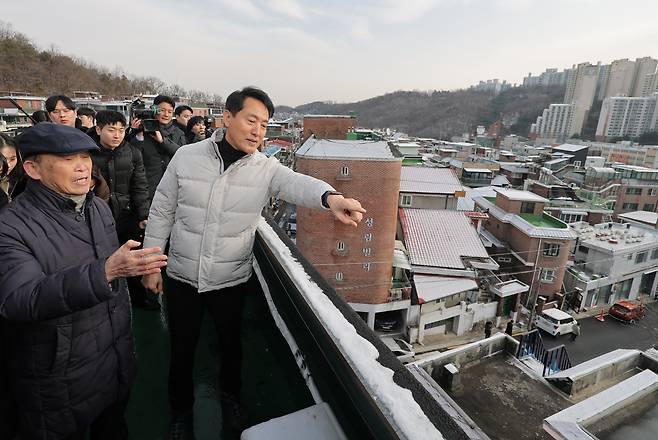 오세훈 서울시장이 19일 서울 관악구 신림7구역 재개발사업 대상지를 찾아 현장 점검을 하고 있다. /연합뉴스