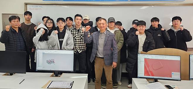 국립공주대학교 천안공과대학 디지털융합금형공학과가 지역 산업 수요에 맞춘 금형 설계·공정 전문 인력 양성을 위해 총 30시간, 6회에 걸쳐 RISE사업단 참여학과 재학생 16명을 대상으로 겨울방학 직무역량강화 프로그램을 운영했다. 사진=공주대 제공