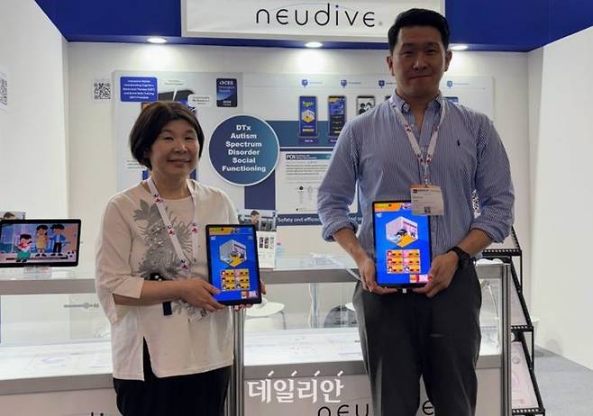 조성자 뉴다이브 대표(왼쪽)와 정민영 한국뇌연구원 선임연구원이 세계 최대 의료기기 박람회 MEDICA 2025에서 자폐스펙트럼장애(ASD) 디지털 인지행동 치료기기를 선보이고 있다.ⓒ한국뇌연구원