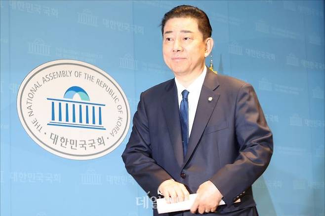 공천헌금 수수 등 각종 비위 의혹을 받고 있는 김병기 더불어민주당 의원이 19일 오전 서울 여의도 국회 소통관 기자회견장에서 탈당 기자회견을 마친 뒤 기자회견장을 나서고 있다.ⓒ데일리안 홍금표 기자