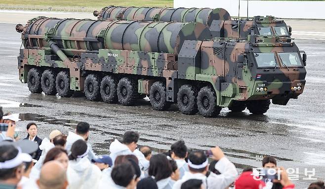 2024년 10월 1일 경기 성남시 서울공항에서 열린 건군 제76주년 국군의 날 행사에서 ‘현무-5’ 탄도미사일이 처음 공개되고 있다. 동아일보DB