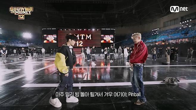 15일 첫 방송을 한 엠넷 ‘쇼미더머니12’에서 가수 크러쉬(오른쪽)가 참가자 김하온의 무반주 랩을 심사하는 장면. 엠넷 유튜브 캡처