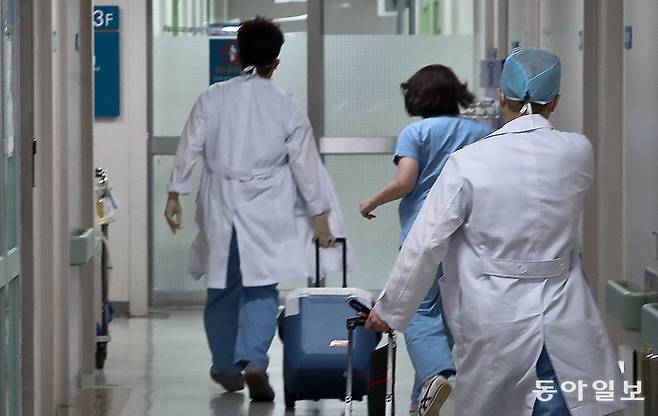 (자료사진) 의료진들이 기증 장기를 1분 1초라도 빨리 이송하기 위해 달리고 있다. 동아일보 DB