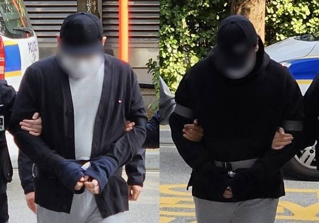 인천 송도국제도시 아파트 지하주차장에서 게임 유튜버 ‘수탉’을 납치해 살해하려 한 혐의를 받는 남성 2명이 29일 오후 인천 미추홀구 인천지법에서 열린 구속 전 피의자 심문(영장실질심사)에 출석하고 있다. 뉴시스