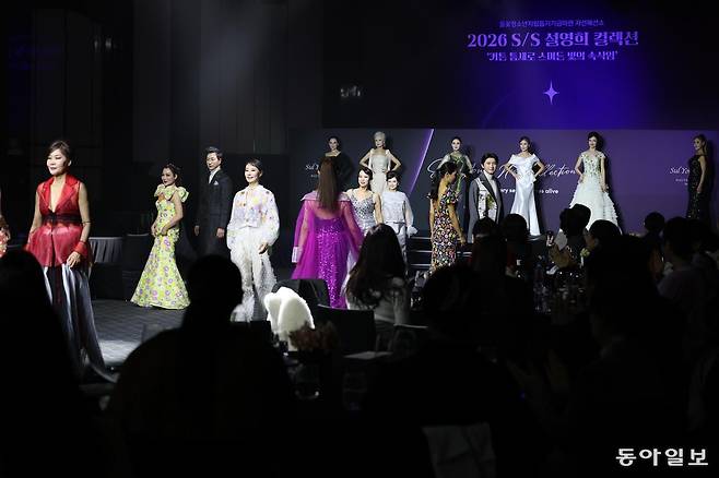 19일 서울 용산구 그랜드하얏트 서울그랜드 살롱에서 설영희 패션디자이너의 ‘들꽃청소년자립돕기 자선패션쇼’가 열렸다. 전영한 기자 scoopjyh@donga.com