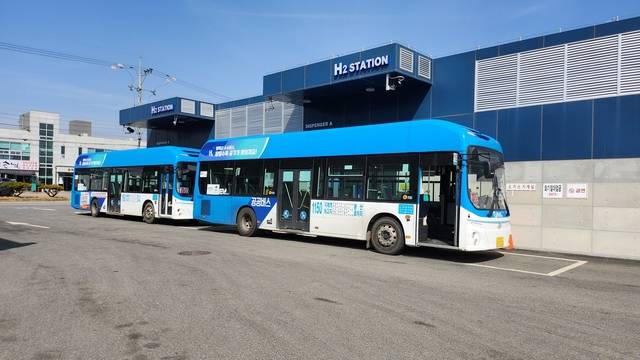 경기도가 올해 수소·전기차 구매 도민에 총 7000 여억원을 지원한다. 충전소에서 충전 중인 수소버스/사진=경기도 제공