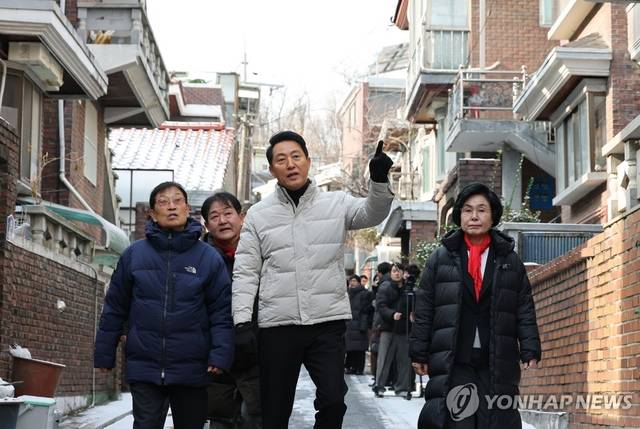 오세훈 서울시장이 19일 서울 관악구 신림7구역 재개발사업 대상지를 찾아 현장 점검을 하고 있다. [연합뉴스]