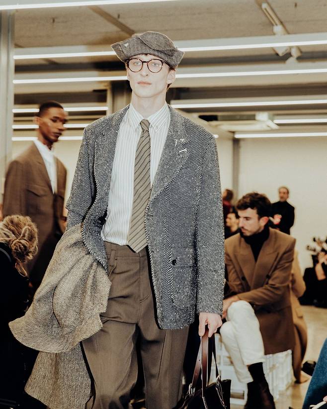 유연한 재킷과 안경, 은은한 색감의 타이를 매치해 예술가적 분위기를 풍기는 폴 스미스의 2026 가을·겨울 컬렉션. @paulsmithdesign