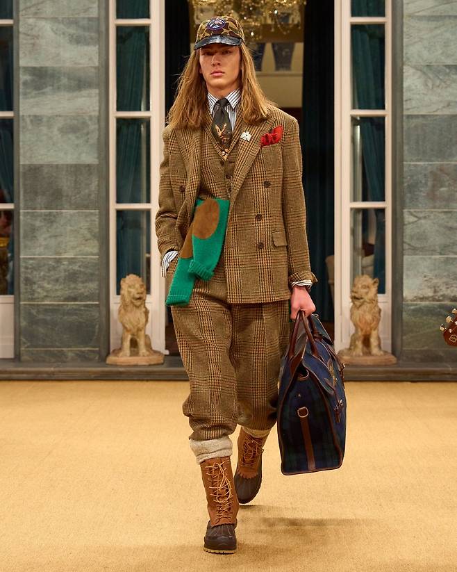 랄프 로렌의 2026 가을·겨울 컬렉션. 컬러풀한 포켓 스퀘어와 허리에 두른 스웨터가 경쾌한 분위기를 더한다. @poloralphlauren